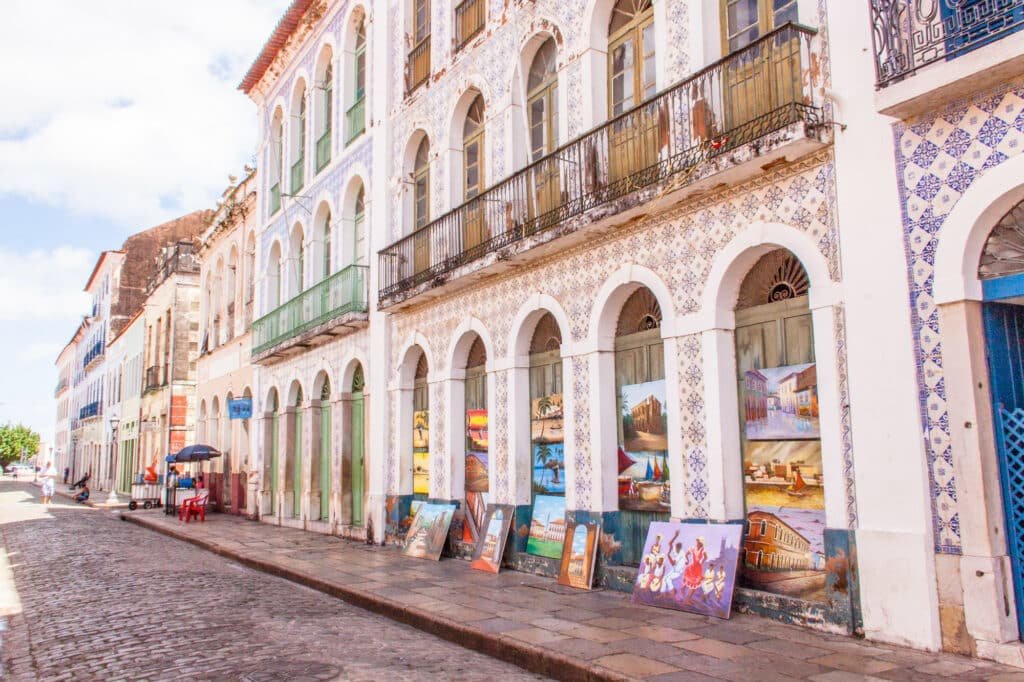 Prédios antigos com azulejos coloridas no centro histórica de São Luís do Maranhão