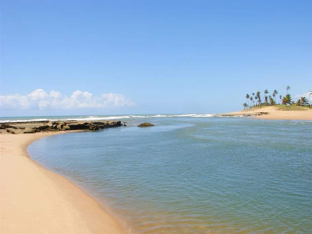 encontro do mar com o rio na costa de sauípe