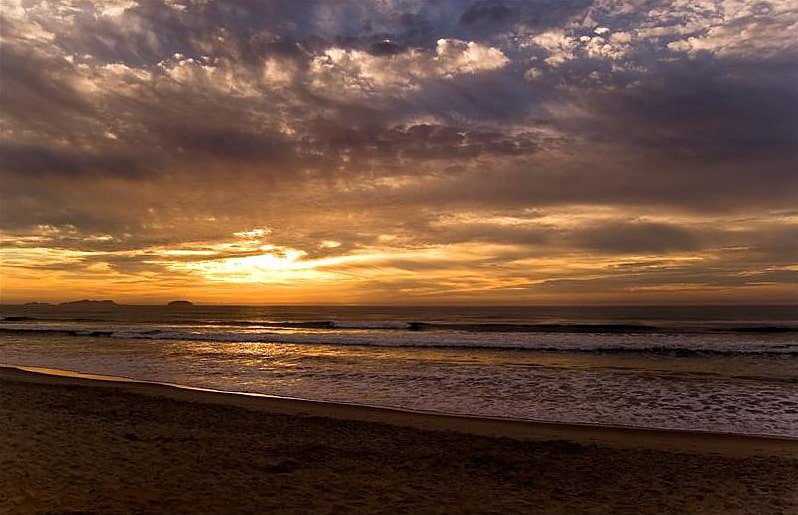 pôr do sol na praia de itamambuca em ubatuba
