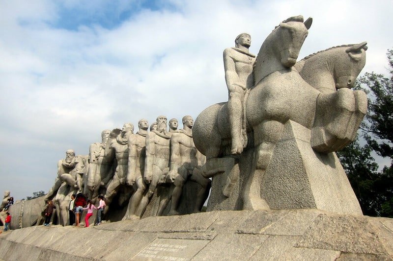 Escultura de pedra do Monumento às Bandeiras, na praça Armando Salles de Oliveira em Moema. Imagem para representar o post sobre hotéis em Moema.
