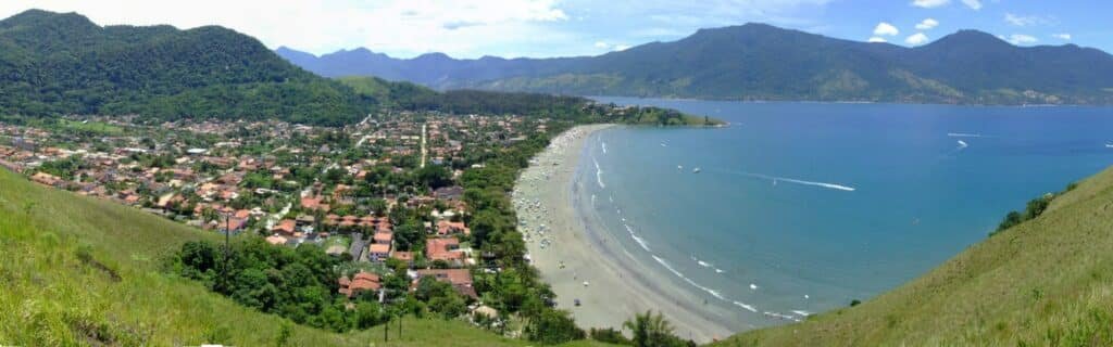 vista da orla da praia de berequeçaba em são sebastião
