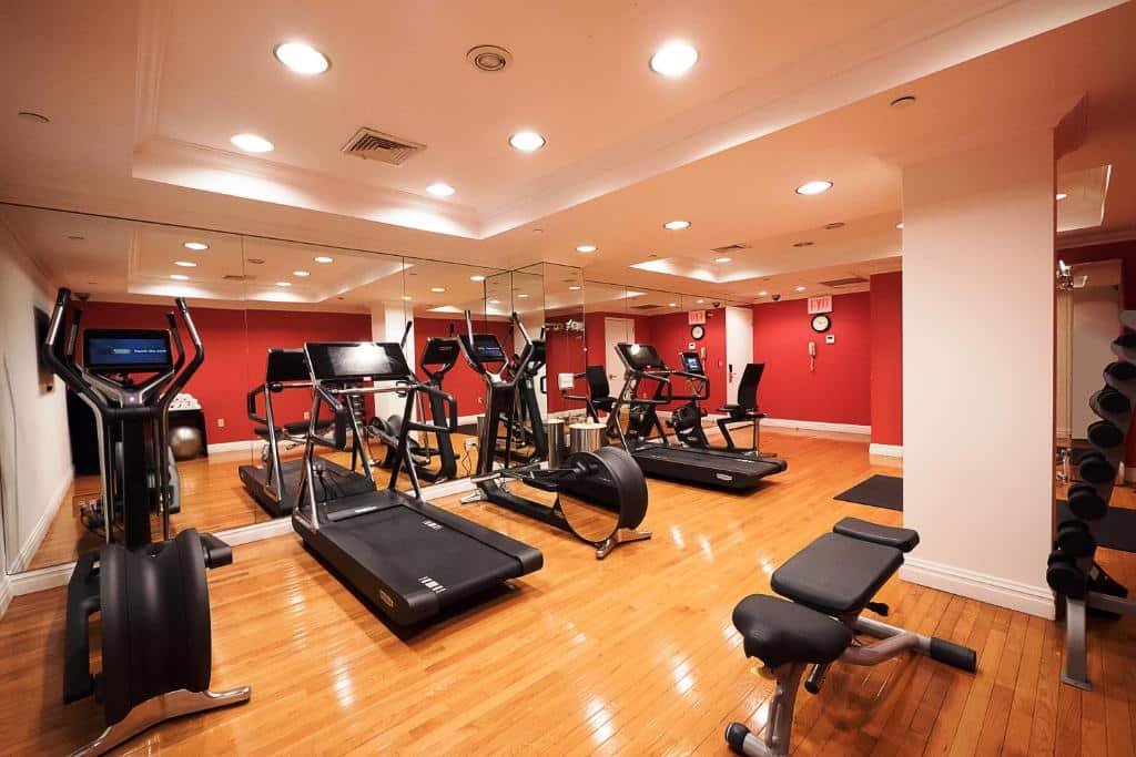 academia do Michelangelo Hotel com vários aparelhos de musculação, além de uma parede totalmente espelhada em frente aos aparelhos.
