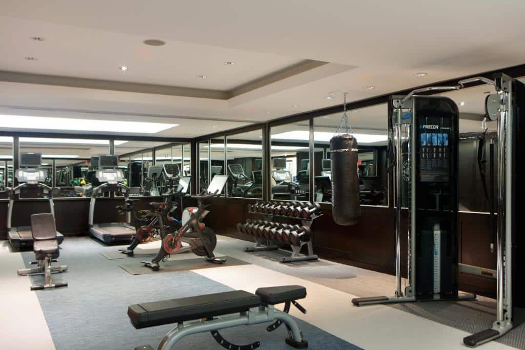 academia do The Muse New York com paredes espelhadas, dando a impressão de um espaço ainda maior, além de vários aparelhos de musculação.