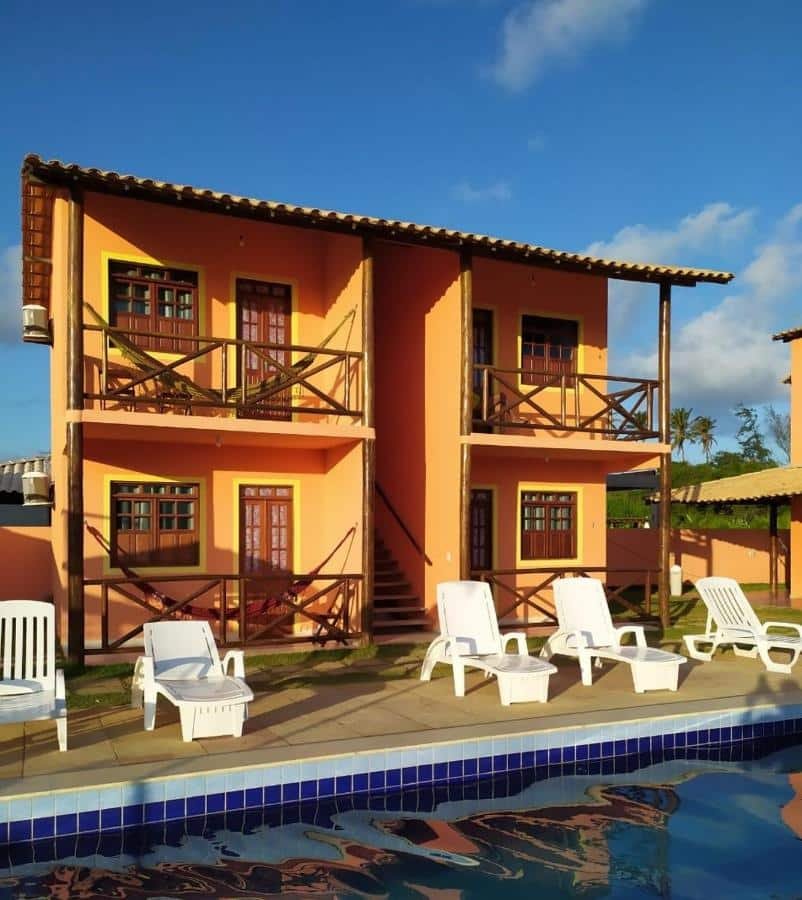 Fachada de uma das pousadas na Linha Verde na Bahia, a Águas do Sauípe