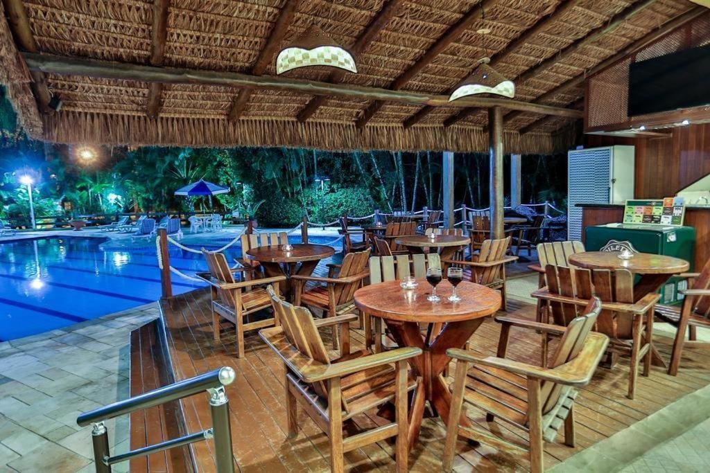 área externa com piscina no Amarilis uma opção de airbnb na Riviera de São Lourenço