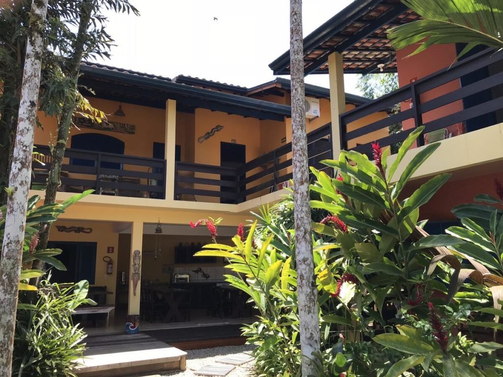 Área comum com jardim na pousada Canto do Dado Praia de Itamambuca