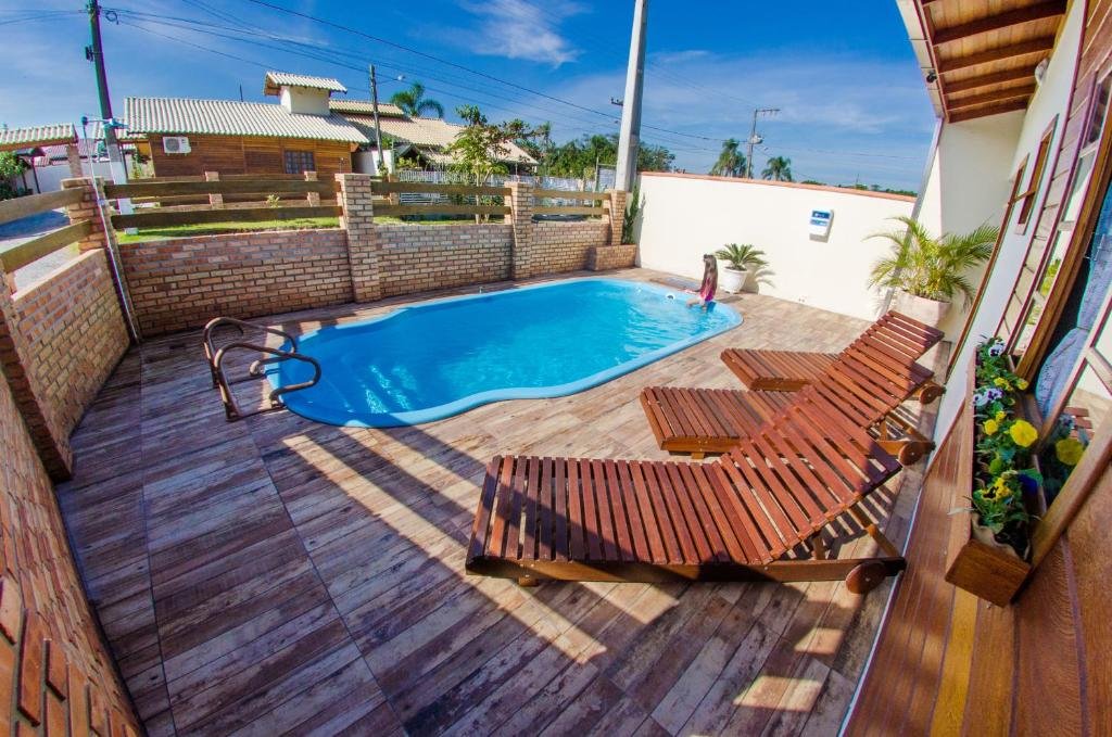 piscina no deck no Chalés da Sinhá em Penha