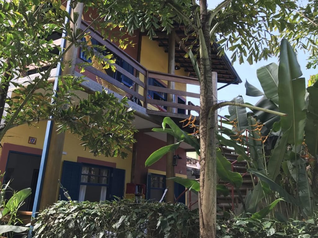 Espaço do Chalés do Dado com jardim