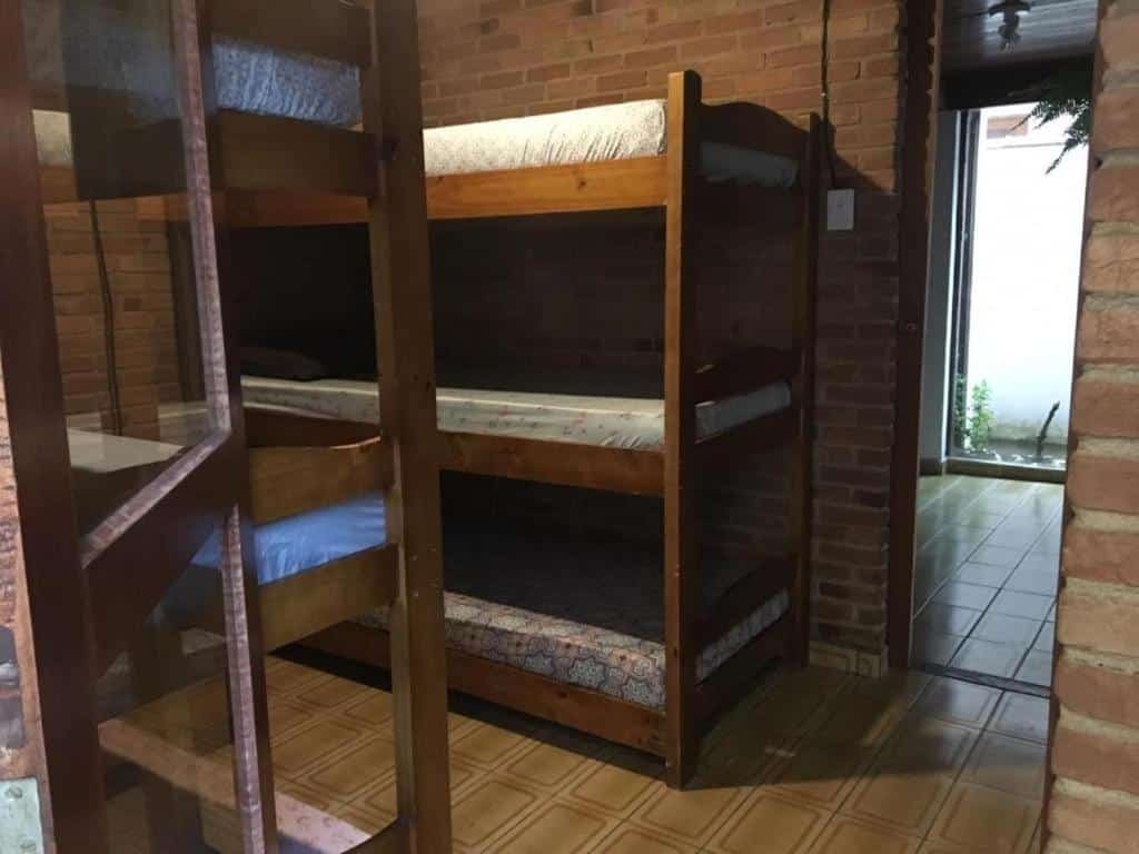 Quarto do Efferus Hostel com duas beliches com três andares