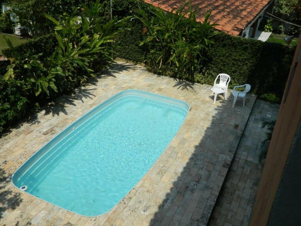 Piscina do Enseada Hotel, uma piscina média, com muita vegetação ao redor