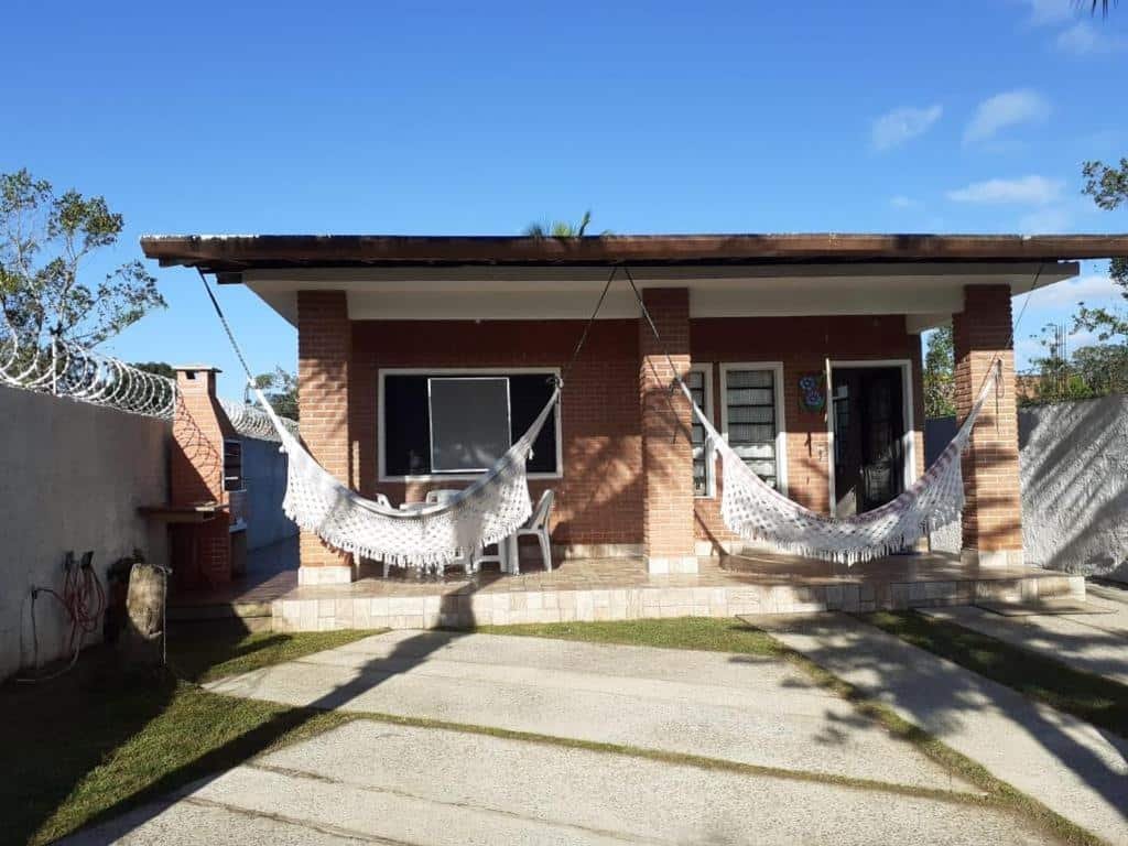 fachada com duas redes do Aluga-Se Casa Em Boraceia Para Feriados E Fins De Semana uma opção de airbnb na Riviera de São Lourenço