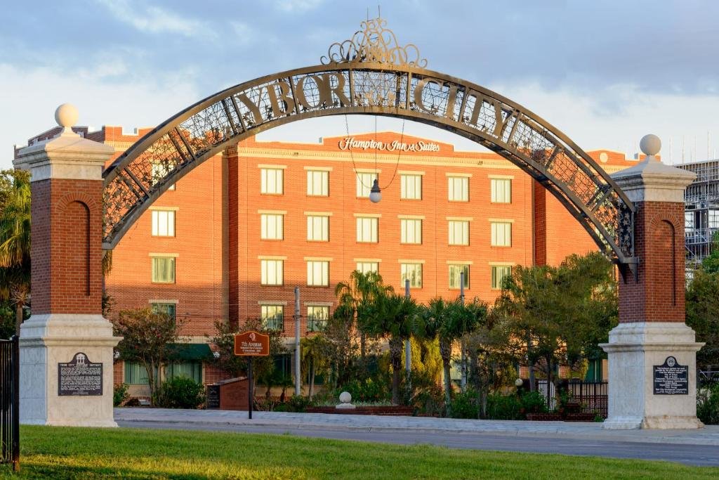arco de entrada com fachada do Hampton Inn & Suites Tampa Ybor City Downtown um dos hotéis em Tampa