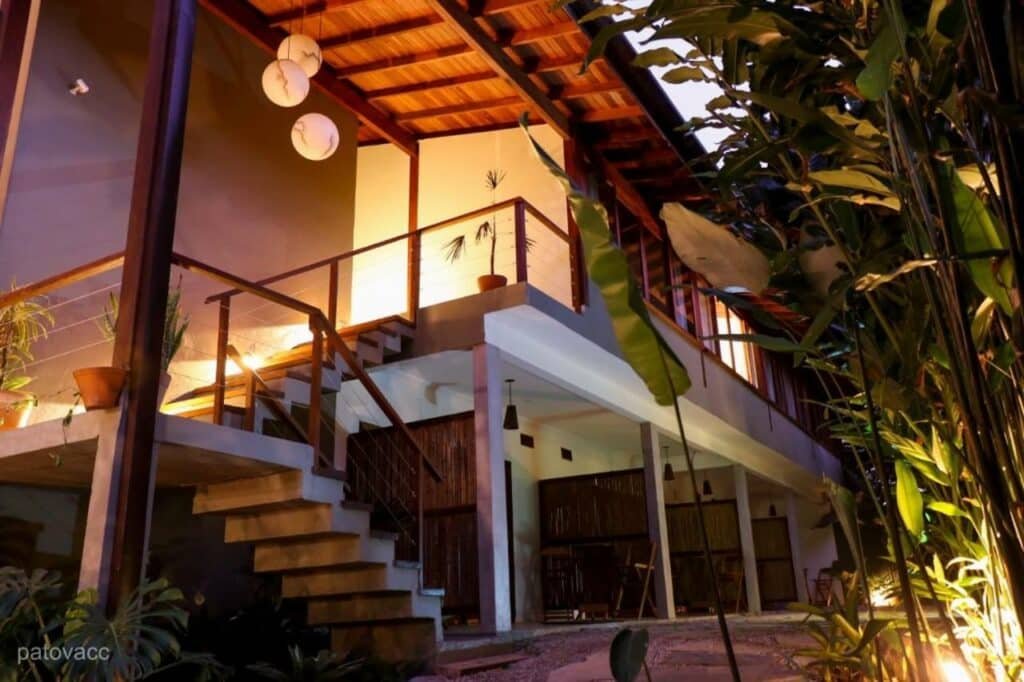 fachada do Moksha Surf Yoga em Itamambuca