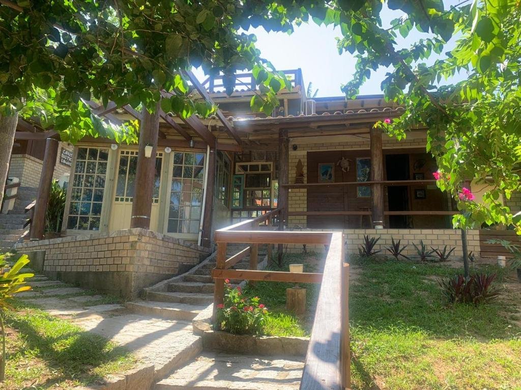 Entrada de uma das opções de pousadas na Praia do Rosa, a Pousada e Hostel Vale do Rosa.