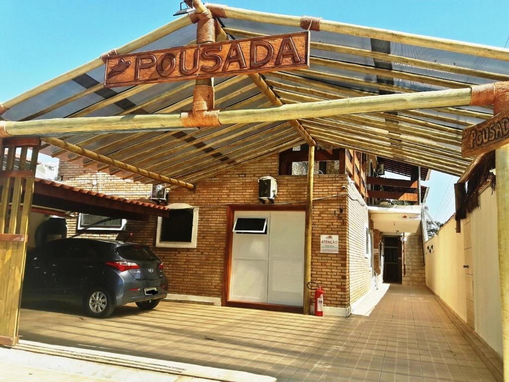 Vista da frente da Pousada Estrela Mare com um carro parado na frente. Representa pousadas na praia de Guaecá.