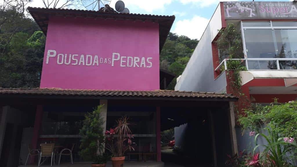 Vista da frente da Pousada das Pedras
durante o dia. Representa pousadas na praia de Calhetas.