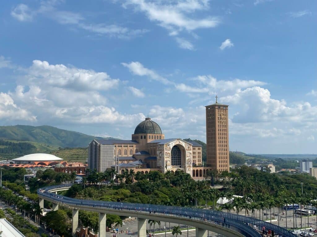 Vista da Basílica de Nossa Senhora Aparecida a partir de mirante após a passarela que vai até a chamada "igreja velha". A imagem ilustra o guia de viagem do post pousadas em Aparecida.