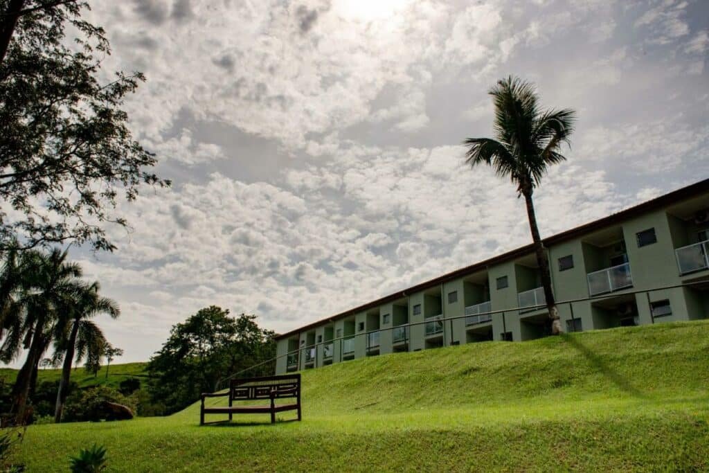 Fachada do Hotel Fazenda Vale da Cachoeira com uma enorme gramado na frente