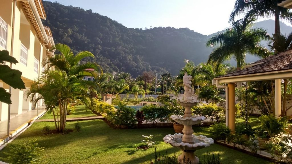Jardim do hotel Portal de Barequeçaba