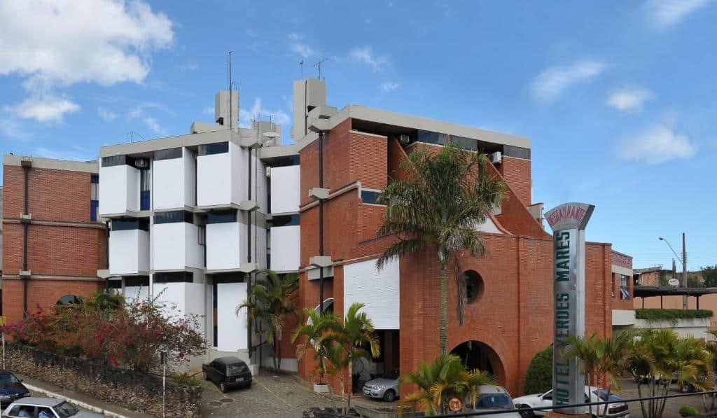 vista frontal e externa do Hotel Verdes Mares em Ouro Branco, perto de Congonhas. A construção é decorada com vários tijolinhos, e há dois andares além do térreo