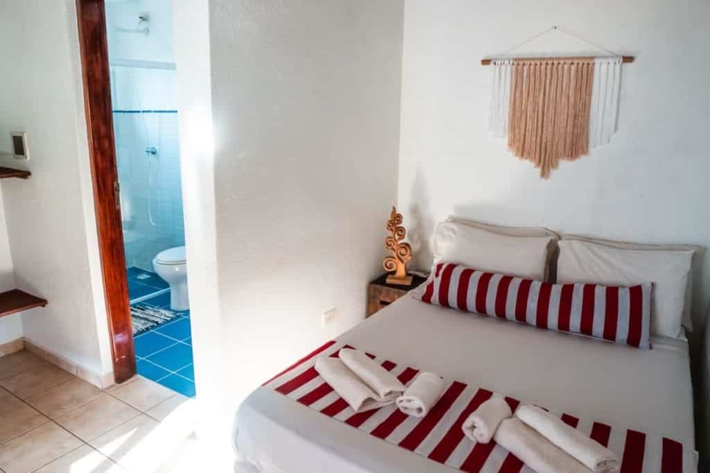 Quarto com cama de casal na pousada Itamambuca Casa de Praia