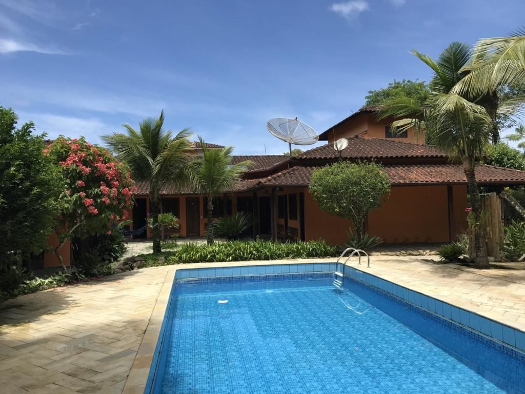 Piscina ampla do Itamambuca Suites