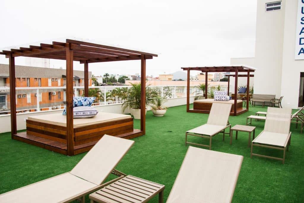 Cobertura da Pousada Villa Di Enzo, com diversos bangalôs, cadeiras e mesinhas para ficar olhando a vista