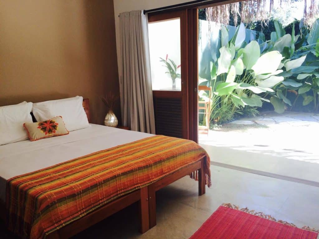 Quarto confortável no Moksha Surf Yoga