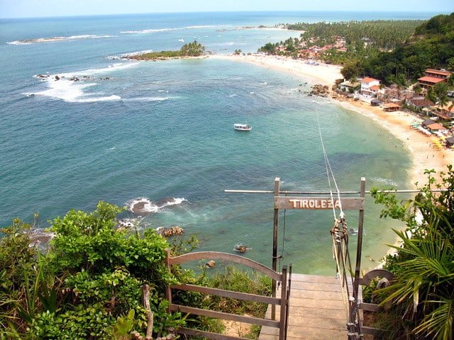 Praia do Morro de São Paulo. Vista de cima, no meio tirolesa para os turistas.