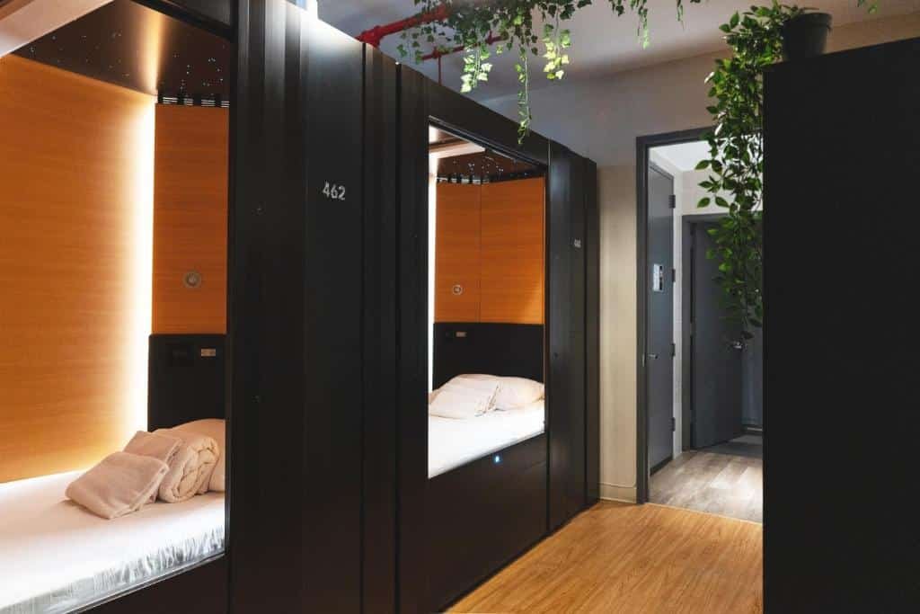 camas cápsulas no lado esquerdo do dormitório do Nap York Central Park Sleep Station.