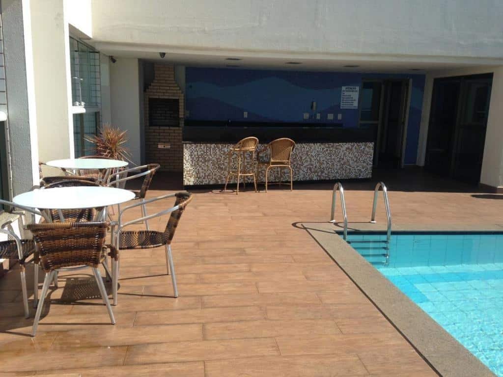 Piscina e área de churrasqueira no Ocean Flat Premium