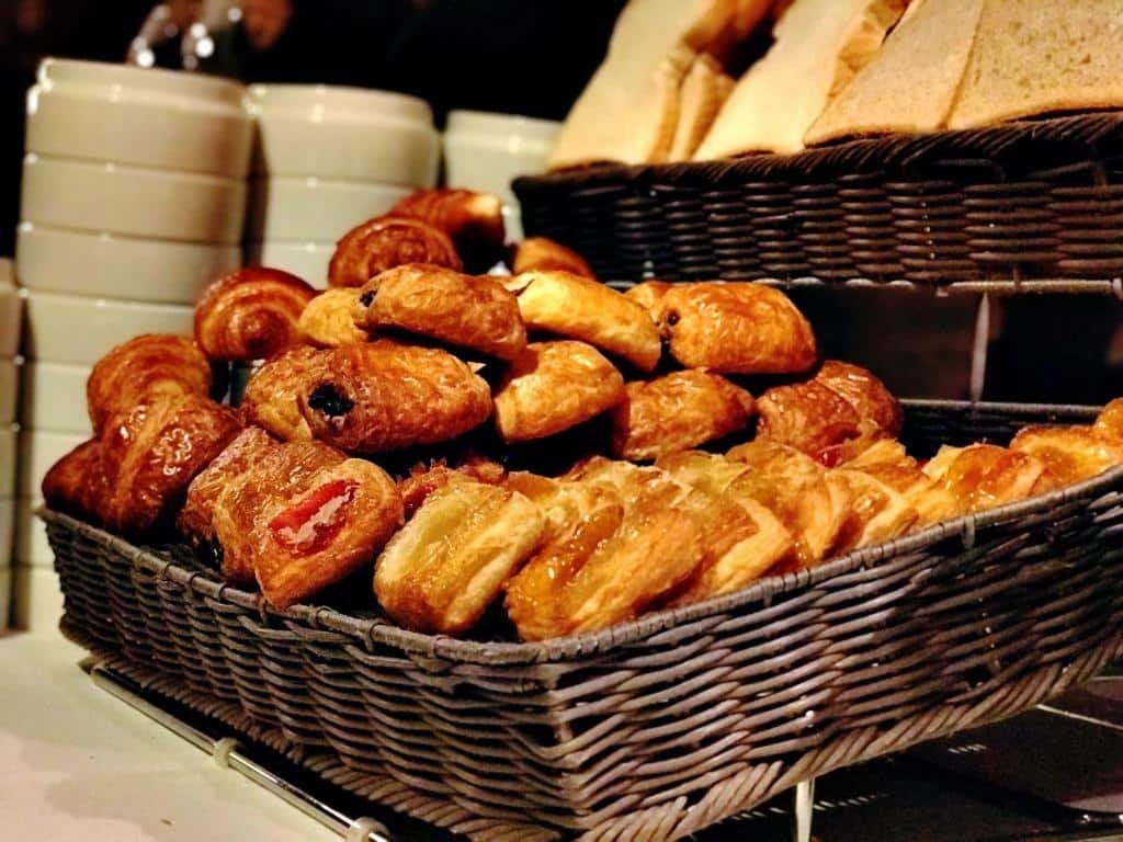 cesta de pães folheados e recheados do Sanctuary Hotel New York perto da Times Square