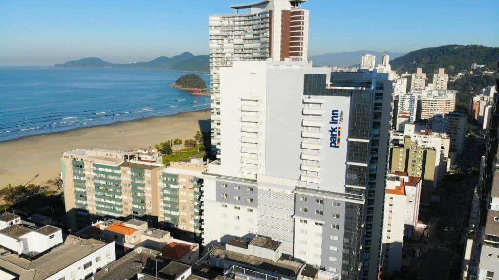 Prédio do Park Inn by Radisson Santos de frente para a praia