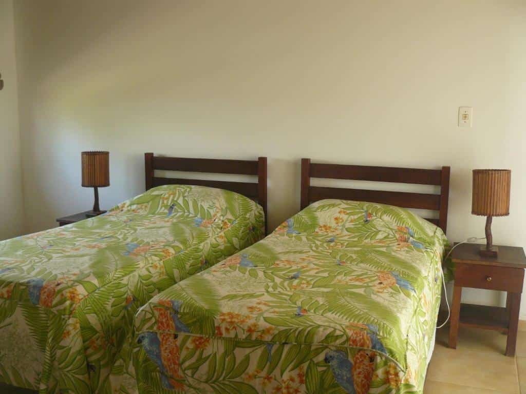 Quarto da hospedagem Pé na Areia, em Conde, uma das dicas entre as pousadas na Linha Verde na Bahia