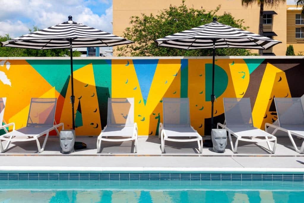 piscina com escrito Tampa colorido no Hyatt House Tampa Airport/Westshore um dos hotéis em Tampa