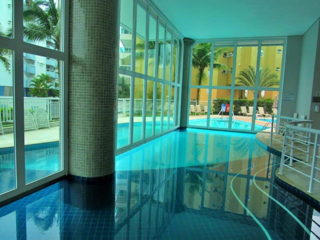 piscina coberta e ao ar livre do Pool Ilha da Madeira Resort
