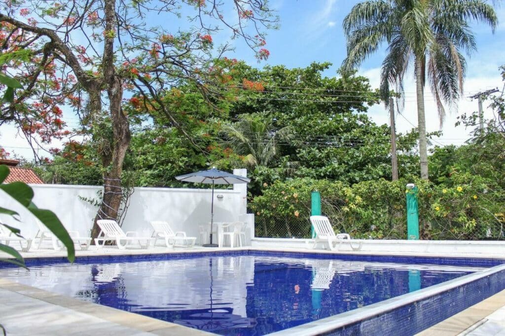 Piscina do Alapage Toque Toque durante o dia com piscina a frente.