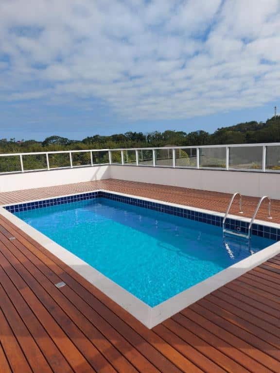 Piscina com deck ao redor no Apartamento Completo em Ubatuba - Tenório - Piscina e Churrasqueira gourmet