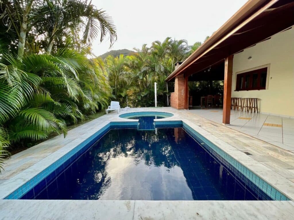 Piscina ao ar livre da Casa com piscina privativa no Paúba um Vilarejo durante o dia com piscina ao centro.