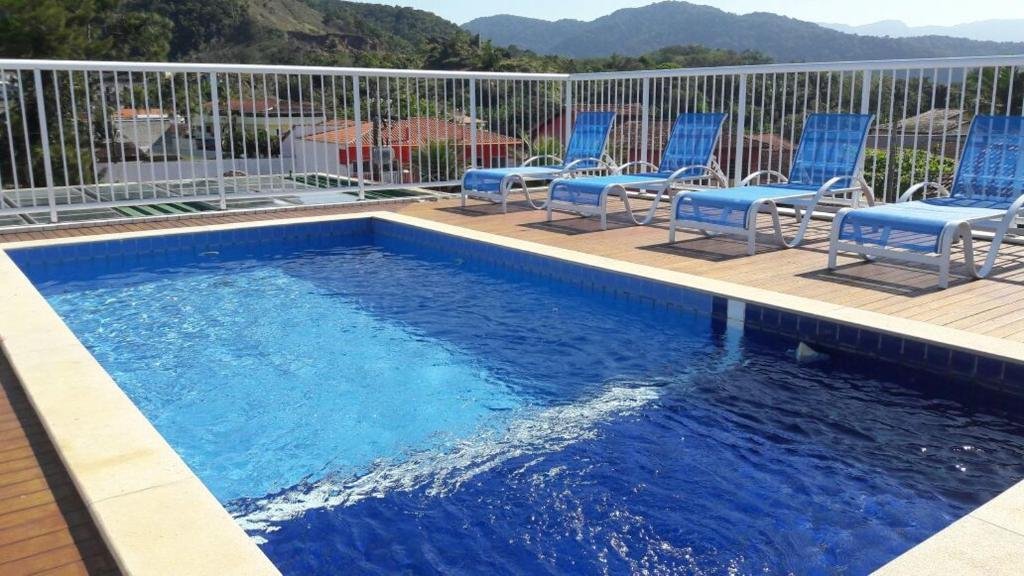 Piscina do DiPietro Home, no alto da propriedade dando vista para as montanhas e com espreguiçadeiras ao redor