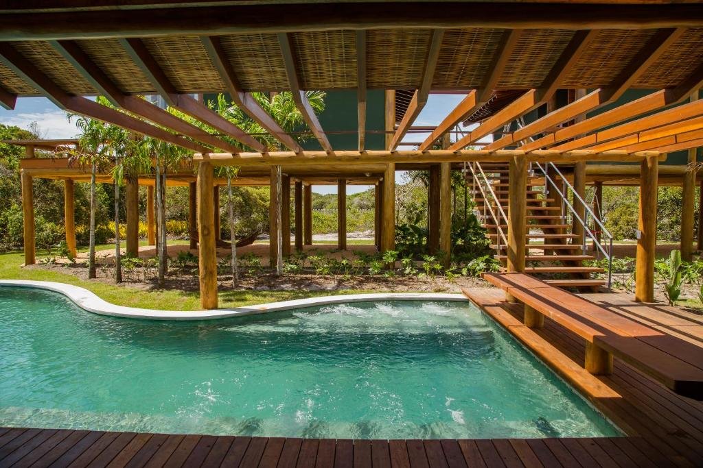Piscina da Pousada Tutabel durante o dia, escada de madeira do lado direito.
Representa resorts em Tancroso.