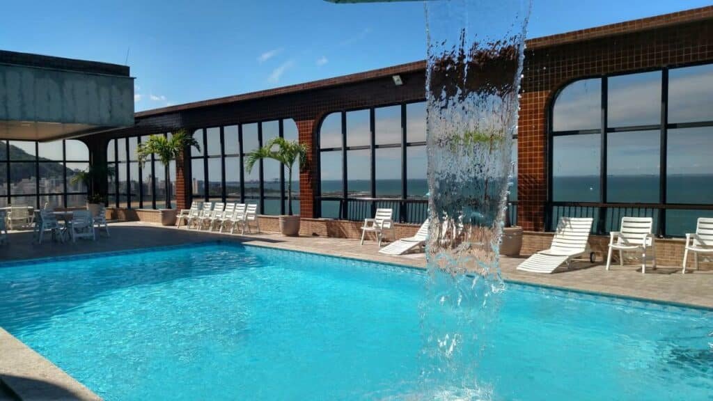 Piscina ampla com queda d