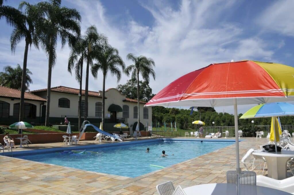 Piscina do Hotel Fazenda São Matheus com muito verde ao redor da propriedade