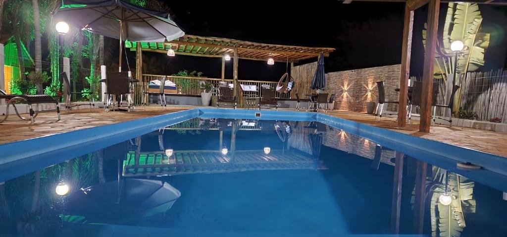 Piscina da Pousada Lago Azul com área de lazer em Delfinópolis.