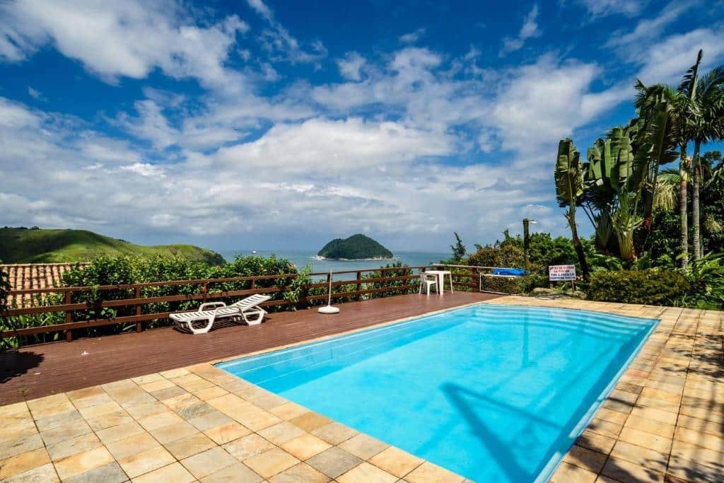 Vista da piscina do Loft com vista do mar durante o dia e ao fundo vista para a praia. Representa pousadas na praia de Calhetas.