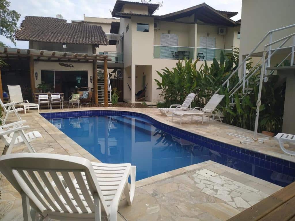 Vista do Mares de Camburizinho com piscina e área de lazer na Praia da Baleia.