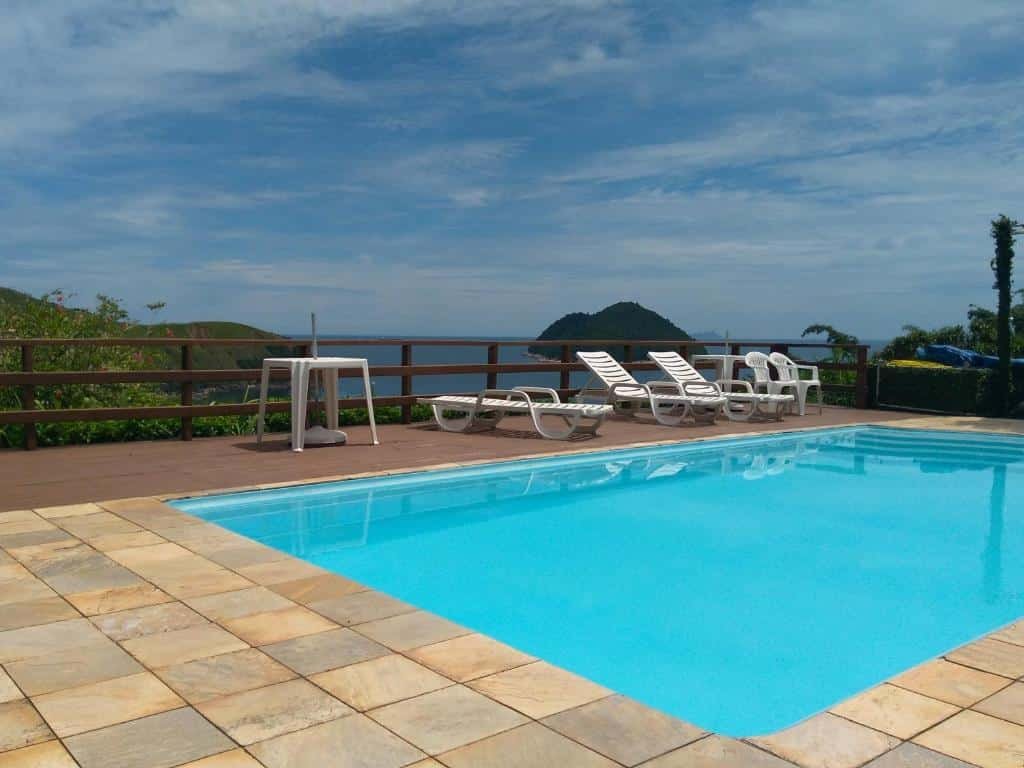 Piscina do Paraíso de Toque Toque Grande durante o dia com piscina do lado direito da imagem e do lado esquerdo da piscina cadeiras.