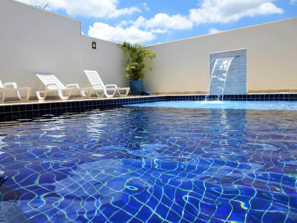 Piscina no POUSADA RECANTO DAS VERTENTES, com uma pequena queda d