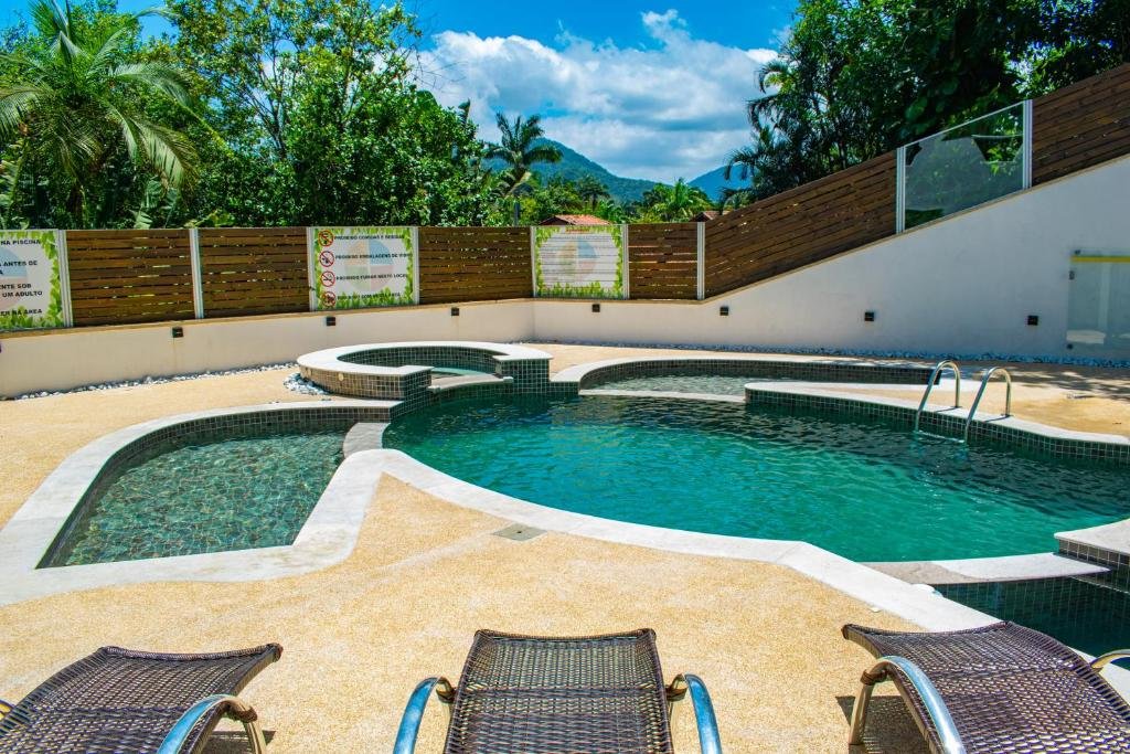 Piscina em formato de tartaruga na Pousada do Tenório, com montanhas e vegetação ao redor