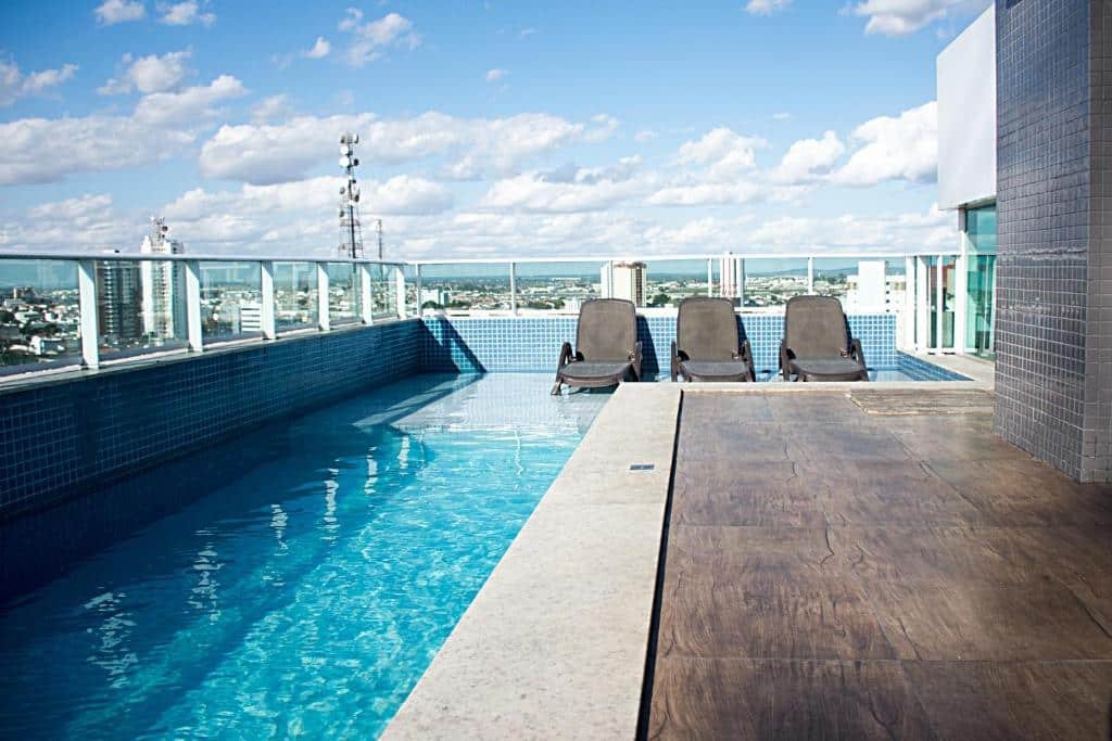 Vista da piscina no Único Apart Hotel com vista da cidade em Feira de Santana.